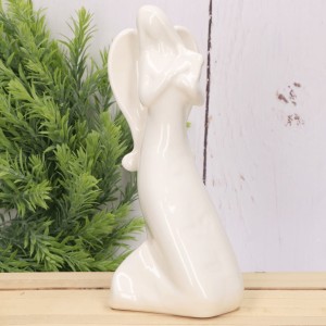 Anioł szkliwiony klęczący z reliefem ecru 20cm