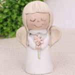 Anioł gipsowy z kwiatami biały 11cm