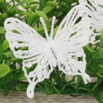 Motyle na druciku brokatowe białe 24szt