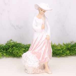 Figurka dama z koszem róż 30cm