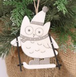 Zawieszka drewniana sowa na nartach biel 10cm