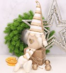 Skrzat gnom siedzący świecący nos brązowozłota dziewczynka 45cm 