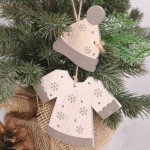 Świąteczna zawieszka drewniana ubranko 2KPL