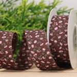 Wstążka w kwiaty ciemny brąz 2,5cm 9m   