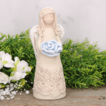Anioł aniołek gipsowy z kwiatem krem 16cm