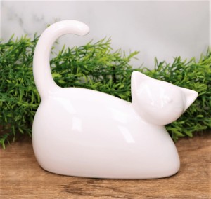 Figurka szkliwiona "Kot żelazko niski"  biel 15x16cm 