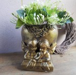 Figurka cmentarna aniołek kosz na kwiaty złoty 19cm