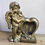 Figurka cmentarna "anioł stojący przy sercu" złoty 30cm