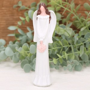 Aniołek w białej sukience figurka z sercem 15cm