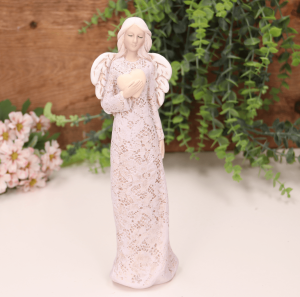 Aniołek ślubny w zdobionej sukni z sercem fioletowy 25cm    