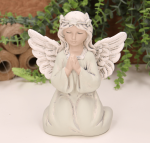 Aniołek klęczący z wiankiem 18cm zielony