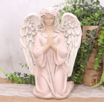Aniołek klęczący z wiankiem 30cm różowy