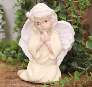 Aniołek gipsowy  "Dobrusia" chrzest 16cm kremowy