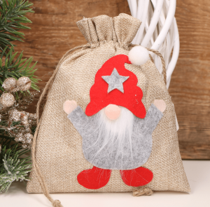 Woreczek jutowy z gnomem skrzatem 15x20cm