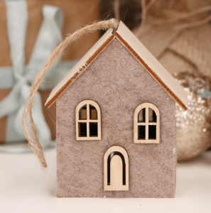 Drewniany domek z filcu brązowego - zawieszka 