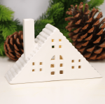 Domek ceramiczny, biały, ze światełkiem LED 8x15cm