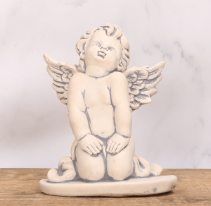 Aniołek gipsowy klęczący chłopiec 18 cm