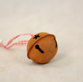 Zawieszki - dzwonek typu janczar metalowy, zardzewiały, na biało-czerwonej wstążeczce 5x5x4 cm - 6szt.