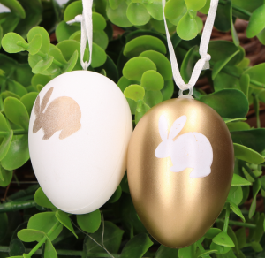  zawieszki-jajka plast. w woreczku s/12, mix: biało/złote z zajączkiem 20*12*7cm