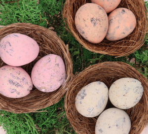  gniazdka brązowe w pudełku (s/6) z nat. barwionymi wydmuszkami przepiórczymi (po 3) mix: jasny szary/jasny róż/jasny pom.