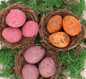  gniazdka brązowe w pudełku (s/6) z nat. barwionymi wydmuszkami przepiórczymi (po 3) mix:fiol./róż/pom.