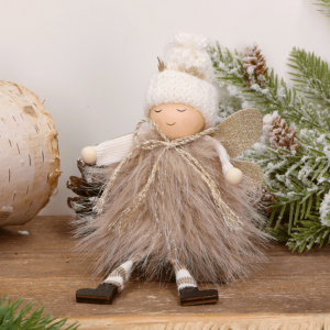 Świąteczny aniołek w beżowej sukience siedzący na pniaczku 8x4,5x13 cm