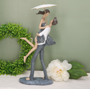 Figurka dekoracyjna Szara- Para z parasolką