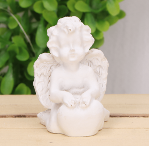 Aniołek na sercu figurka pamiątka biały 4cm 1szt