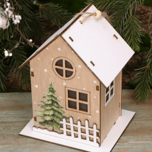 Zawieszka Drewniany domek świąteczny z choinką i płotkiem 16 cm