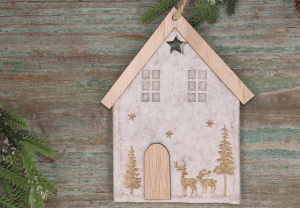 Zawieszka domek z filcu 12 cm z reniferami i gwiazdką świąteczna