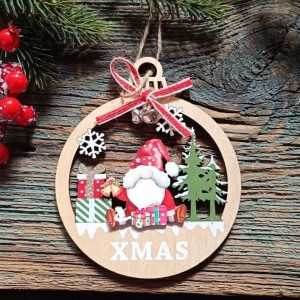 Drewniana zawieszka XMAS okrągła 11.5 cm z Mikołajem i prezentami