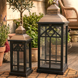 Zestaw 2 drewnianych latarni czarne z miedzianym daszkiem 63 i 44,5 cm