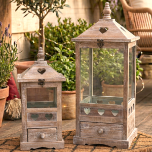 Zestaw 2 latarni drewnianych z serduszkami w stylu rustykalnym 64,5 i 40 cm