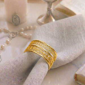 Ażurowy Złoty Serwetnik -  Elegancki serwetnik z delikatnym, ażurowym wzorem 5x3cm