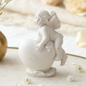 Aniołek na sercu figurka pamiątka biały 5cm 1szt 