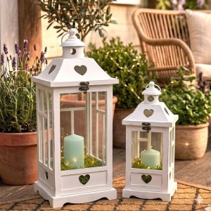 Zestaw 2 białych latarni drewnianych z sercami do dekoracji 55 i 35,5 cm
