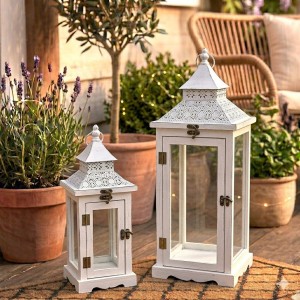 Zestaw 2 białych latarni drewnianych z ażurowym daszkiem 66 i 45 cm