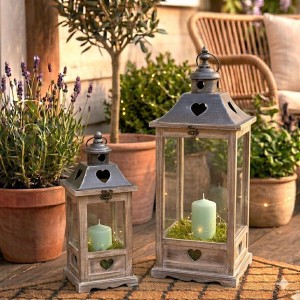 Zestaw 2 latarni drewnianych z sercami i szufladkami 55 i 35,5 cm