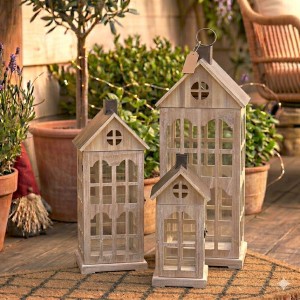 Zestaw 3 latarni drewnianych domki z kominem rustykalne 77,5 i 58 i 40,5 cm