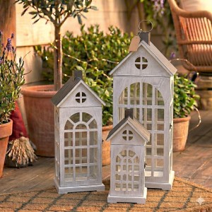 Zestaw 3 latarni drewnianych domki z oknami bielone 74,5 i 56,5 i 39 cm