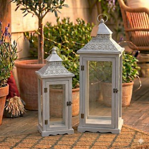 Zestaw 2 białych latarni z drewna i metalu z ażurowym daszkiem 66 i 45 cm