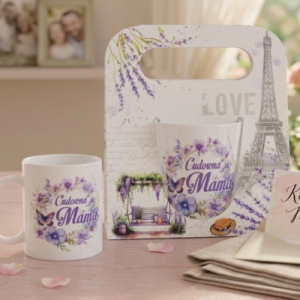 Kubek ceramiczny z napisem "Cudowna Mama" w ozdobnym opakowaniu