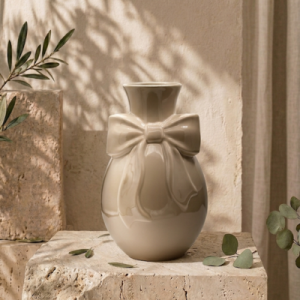 Wazon ceramiczny beżowy z beżową kokardą 17,5 x 17,5 x 29,4 cm