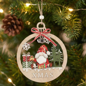 Drewniana zawieszka XMAS okrągła 11.5 cm z Mikołajem i prezentami