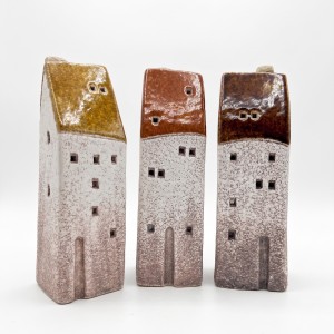 Ceramika dekoracyjna domek "Monolistyczny" beżowy z kolorowym daszkiem s/3 5,6*5,4*18,3cm