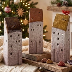 Ceramika dekoracyjna domek "Monolistyczny" beżowy z kolorowym daszkiem s/3 4,1*3,5*10cm