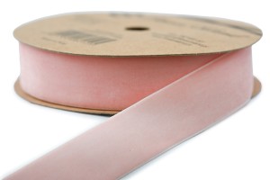 Wstążka welurowa 2,5 cm x 10 y – kolor jasny róż